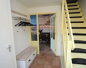 Inkomhal met trap in Zeeduin vakantiehuis, Hoorn, Terschelling.