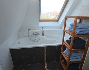 Luxe badkamer met ligbad in Zeeduin appartement, Terschelling.