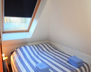 Comfortabele slaapkamer met tweepersoonsbed in Zeeduin appartement.