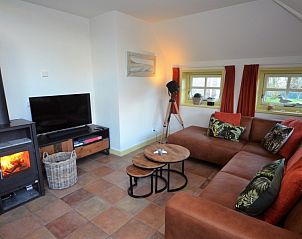 Gezellige zithoek met open haard in Zeeduin vakantiehuis, Terschelling.