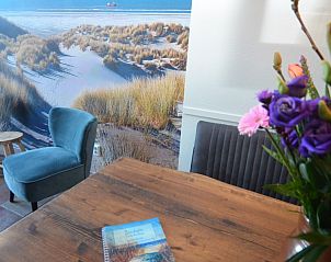 Gezellige zithoek met bloemen in Zeeduin appartement, Terschelling.