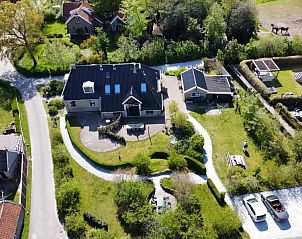 Luchtfoto van Zeeduin vakantiehuis en omgeving in Hoorn, Terschelling.