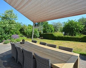 Buitenterras met schaduwdoek bij Zeeduin vakantiehuis, Terschelling.