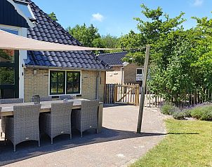 Ruim terras met tuinmeubilair bij Zeeduin appartement, Terschelling.