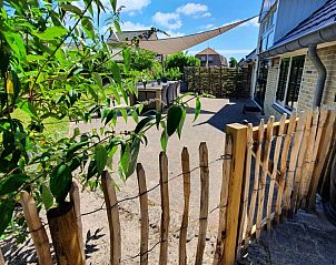 Houten hek bij de tuin van Zeeduin appartement, Hoorn, Terschelling.