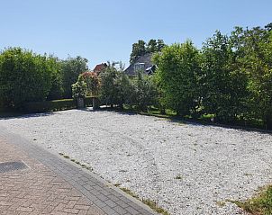 Ruime parkeerplaats bij Zeeduin vakantiehuis, Hoorn, Terschelling.