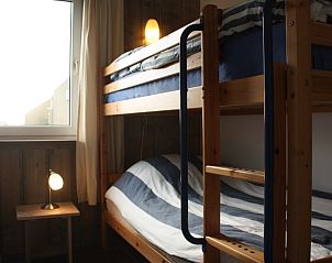 Gezellige slaapkamer met stapelbed in Bungalow de Hek, Hoorn, Terschelling, perfect voor een familievakantie op de Waddeneilanden.
