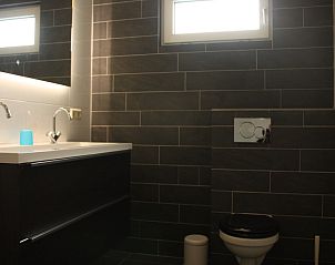 Stijlvolle badkamer in Bungalow de Hek, Hoorn, Terschelling. Vakantiehuis met moderne faciliteiten op de Waddeneilanden.