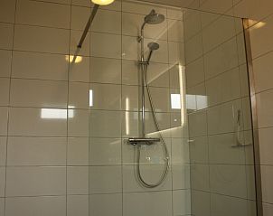 Luxe douche in Bungalow de Hek, Hoorn, Terschelling. Vakantiehuis met comfortabele voorzieningen op de Waddeneilanden.