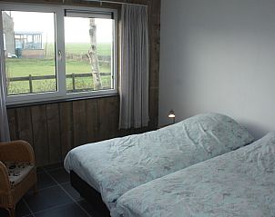 Ruime slaapkamer met uitzicht in Bungalow de Hek, Hoorn, Terschelling. Vakantiehuis op de Waddeneilanden.
