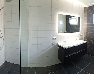 Elegante badkamer met dubbele wastafel in Bungalow de Hek, Hoorn, Terschelling. Vakantiehuis op de Waddeneilanden.