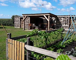 Groene tuin met zitgedeelte bij Bungalow de Hek, Hoorn, Terschelling. Ontspan in de natuur op de Waddeneilanden.