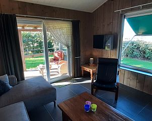 Gezellige woonkamer met tuinzicht in Bungalow de Hek, Hoorn, Terschelling. Vakantiehuis op de Waddeneilanden.