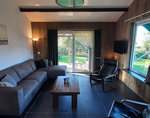 Comfortabele woonkamer in Bungalow de Hek, Hoorn, Terschelling. Vakantiehuis ideaal voor ontspanning op de Waddeneilanden.