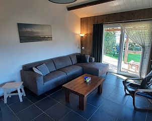 Stijlvolle woonkamer met toegang tot terras in Bungalow de Hek, Hoorn, Terschelling. Vakantiehuis op de Waddeneilanden.