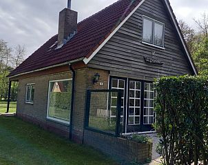 Charmant vakantiehuis Huisje Gemini in Lies, Terschelling, omgeven door groene natuur op de Waddeneilanden.