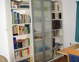 Boekenkast in Huisje Gemini, Lies, Terschelling. Ontdek literatuur in dit vakantiehuis op de Waddeneilanden.