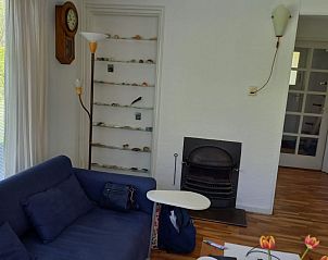 Knusse hoek met open haard in Huisje Gemini, Lies, Terschelling. Perfect voor een ontspannen verblijf op de Waddeneilanden.