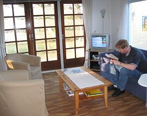 Lichte woonkamer met openslaande deuren in Huisje Gemini, Lies, Terschelling. Vakantiehuis op de Waddeneilanden.