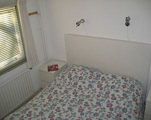 Comfortabele slaapkamer in Huisje Gemini, Lies, Terschelling. Ontspan in dit vakantiehuis op de Waddeneilanden.