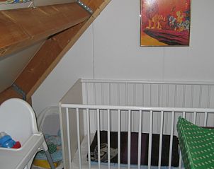 Kinderkamer met wieg in Huisje Gemini, Lies, Terschelling. Gezinsvriendelijk vakantiehuis op de Waddeneilanden.