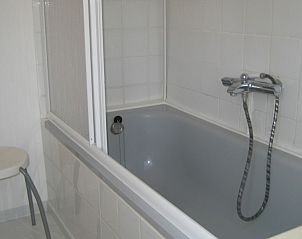 Moderne badkamer met ligbad in Huisje Gemini, Lies, Terschelling. Luxe vakantiehuis op de Waddeneilanden.