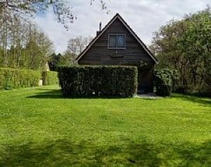 Ruime tuin rondom Huisje Gemini in Lies, Terschelling. Geniet van de natuur op de Waddeneilanden.