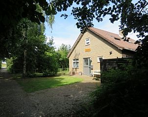 Vooraanzicht van Hannemart vakantiehuis in Lies, Terschelling, omgeven door natuur.