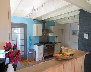 Moderne keuken in Hannemart vakantiehuis, Lies, Terschelling met houten afwerking.