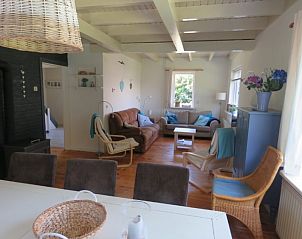 Gezellige woonkamer in Hannemart vakantiehuis, Lies, Terschelling met comfortabele zitplaatsen.