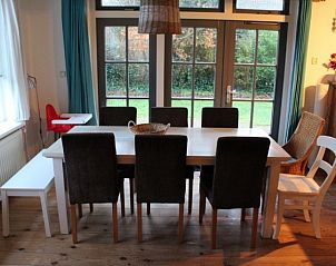 Eetkamer in Hannemart vakantiehuis, Lies, Terschelling met ruime tafel en tuinzicht.