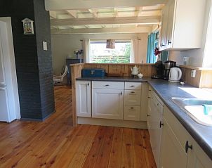 Functionele keuken in Hannemart vakantiehuis, Lies, Terschelling met landelijke uitstraling.