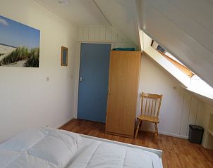 Lichte slaapkamer in Hannemart vakantiehuis, Lies, Terschelling met houten vloer.