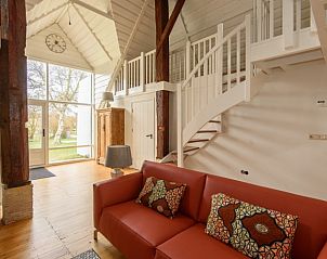 Ruime woonkamer van Het Goeie op Terschelling in Lies, Waddeneilanden, met houten balken en een uitnodigende sfeer.