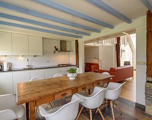 Moderne keuken in Het Goeie op Terschelling, vakantieaccommodatie in Lies, met eethoek en sfeervol interieur.