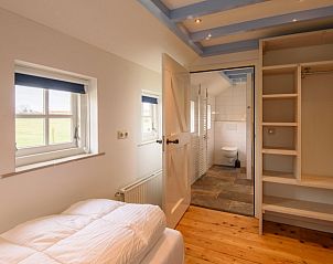 Lichte slaapkamer met badkamer in Het Goeie op Terschelling, gelegen in het rustige Lies op de Waddeneilanden.