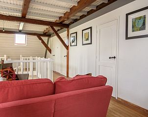 Bovenverdieping van Het Goeie op Terschelling, Lies, met gezellige zitruimte en houten details.