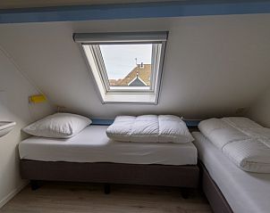 Knusse zolderkamer in Het Goeie op Terschelling, vakantiehuis in Lies, met dakraam en comfortabele bedden.