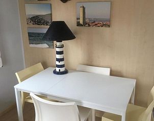 Eethoek in Chalet James, West, Terschelling, met maritieme decoraties en gezellige sfeer.