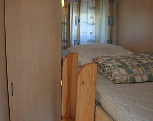 Tweede slaapkamer in Chalet James, West, Terschelling, met stapelbed en kast.