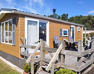 Zonnig terras van Chalet James, West, Terschelling, met comfortabele stoelen.
