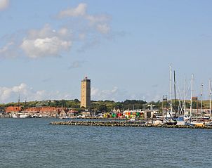 Uitzicht op de haven van West, Terschelling, nabij Chalet James, met boten en vuurtoren.