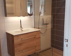 Luxe badkamer met inloopdouche in Wadhuske vakantiehuis, Terschelling.