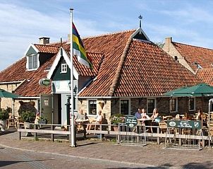 Gezellig terras bij restaurant in Oosterend, Terschelling.