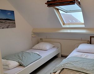 Slaapkamer met twee bedden in Wadhuske vakantiehuis, Terschelling.