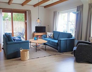 Ruime woonkamer met veel licht in Wadhuske vakantiehuis, Terschelling.