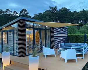 Vakantiehuisje in West Terschelling met moderne veranda, ideaal voor ontspanning op de Waddeneilanden.