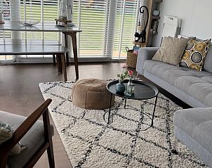 Stijlvolle binnenruimte van Vakantiehuisje in West Terschelling met eet- en zithoek op de Waddeneilanden.