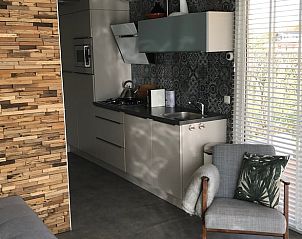 Moderne keuken in Vakantiehuisje in West Terschelling, perfect voor zelf koken tijdens je verblijf op de Waddeneilanden.