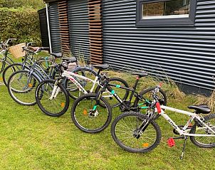 Fietsen beschikbaar bij Vakantiehuisje in West Terschelling, ideaal voor het verkennen van de Waddeneilanden.